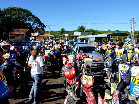 Pilotos atravessam a balsa de Santo Andr&eacute; para Cabr&aacute;lia