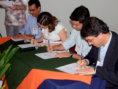Representantes da Veracel, Suzano Papel e Aracruz assinam com Carolina Padilha a ades&atilde;o das empresas ao porgrama