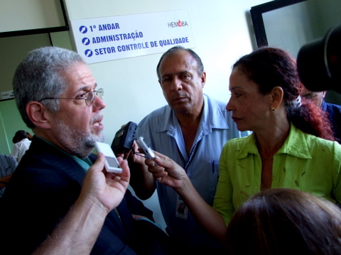 Secretário de Estado da Saúde Jorge Sola, sendo entrevistado pela mídia local