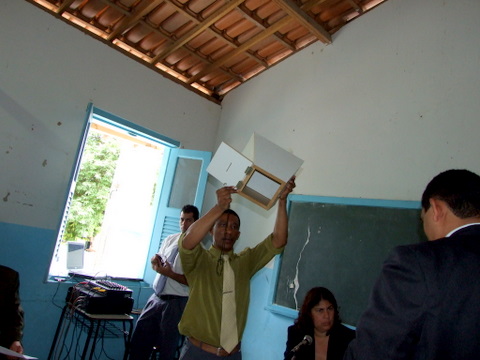 Momento em que o fucion&aacute;rio da C&acirc;mara mostra a urna vazia para todos os presentes antes da vota&ccedil;&atilde;o