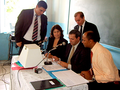 A mesa da C&acirc;mara conta os votos que aprovaram as contas do prefeito Rob&eacute;rio Oliveira