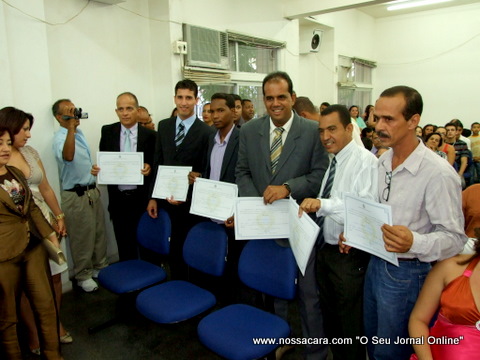 Vereadores eleitos de Itagimirim exibindo seus diplomas