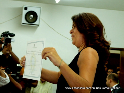 Carm&eacute;m Lucia, eleita para um terceiro mandato ap&oacute;s receber o diploma