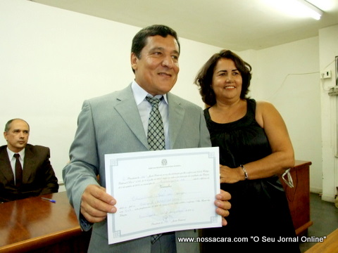 Eleito vereador Cherubino Jos&eacute; de Souza acompanhado de sua esposa recebe o diploma de vereador eleito