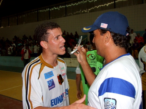 O jogador Lucas, sendo entrevistado por Jota Pereira da 104 FM Vida