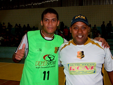 O jogador de Eunapolis com Alex Tude membro da comiss&atilde;o t&eacute;cnica