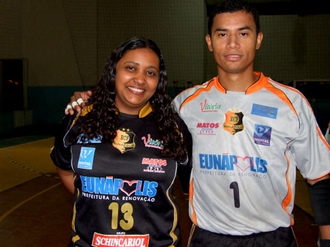 O goleiro Carlos de Eun&aacute;polis e a esposa