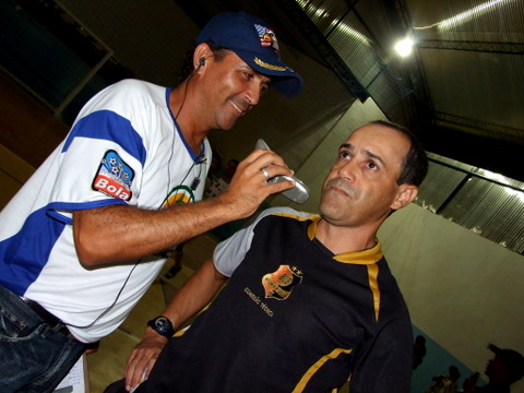 Jota Pereira entrevistando o t&eacute;cnico vitorioso e grande craque do passado Artur Nunes