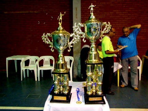 Trof&eacute;us de primeiro e segundo lugares ofericidos pela Federa&ccedil;&atilde;o Bahiana de Futsal