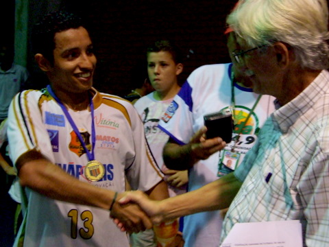 O jogador Arag&atilde;o, o maestro da orquestra eunapolitana recebe das m&atilde;os do Sr. Hilberto Almeida (FBFS) a medalha de artilheito do certame