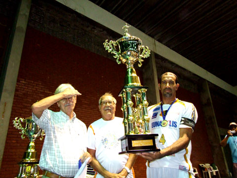 O jogador Tico, capeit&atilde;o da equipe eunapolitana recebe o trof&eacute;u de campe&atilde;o 2008