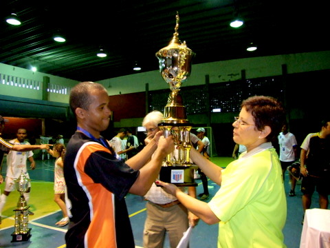 O capit&atilde;o da equipe da FTC-Salvador, recebe o trof&eacute;u de vice-campe&atilde;o 