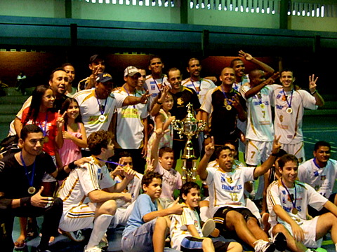 A equipe eunapolitana posa com o trof&eacute;u e toda a delega&ccedil;&atilde;o de Eun&aacute;polis