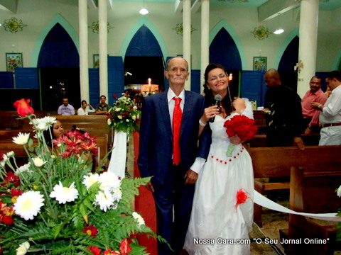 Juliana entra na igreja conduzida pelo seu pai cantando a Ave Maria