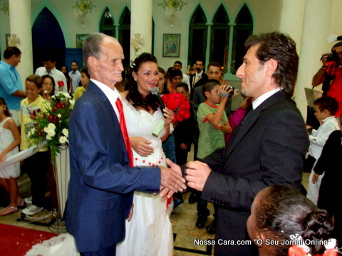 Momento em que o pai de Juliana entrega ela ao noivo no altar