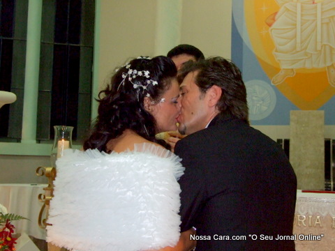 Momento m&aacute;gico do beijo que fecha com chave de ouro a cerim&ocirc;nia de casamento