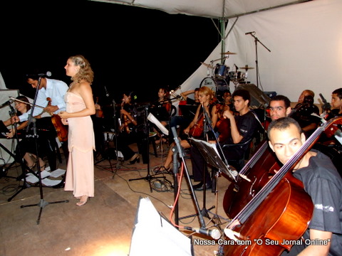 A cantora l&iacute;rica de Montes Claros, Maria Od&iacute;lia Quadros, se apresentando com a Orquestra  Sinf&ocirc;nica de Eun&aacute;polis