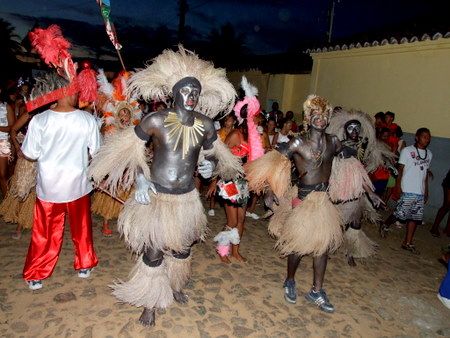 Caboclos tupinamb&aacute;s desfilam suas fantasias pelas ruas de Salto.