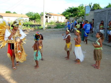 Crian&ccedil;as se preparam para o desfile do cord&atilde;o Guarani.