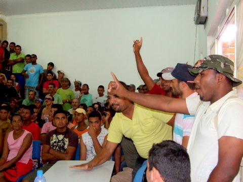 In&iacute;cio do tumulto quando o assessor jur&iacute;dico da C&acirc;mara come&ccedil;a ler o parecer do departamento jur&iacute;dico