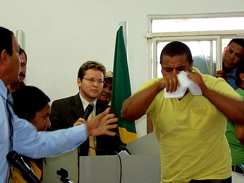 Manifestante toma e rasga os pap&eacute;is do advogado Dr. Igor