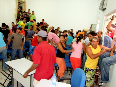 Tumulto dentro do plen&aacute;rio da C&acirc;mara MUnicipal de Guaratinga