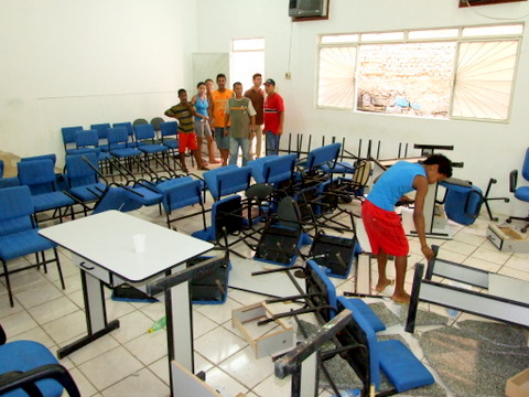 Mov&eacute;is e tudo destru&iacute;do dentro do plen&aacute;rio da C&acirc;mara