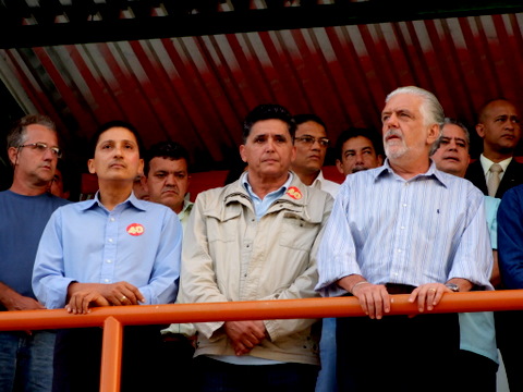 Na tribuna de honra do est&aacute;dio Geilberto Abade (de azul) o prefeito de Porto Seguro J&acirc;nio Natal (ao centro) e o governador da Bahia Jaques Wagner