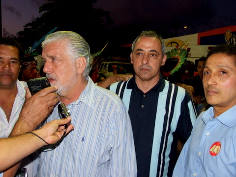 Ao centro Dr. Pinelli, ladeado por Gilberto Abade e o governador Wagner