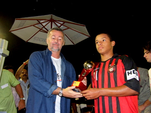 Raimundo Nonato o Bob&ocirc; entrega trof&eacute;u