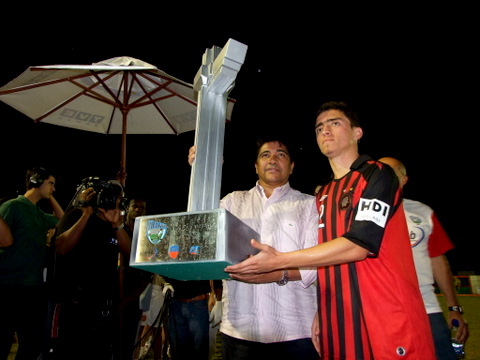Edinaldo Rodrigues, presidente da Federa&ccedil;&atilde;o Bahiana de Futebol entrega o trof&eacute;u de segundo colocado ao Atletico do Paran&aacute;