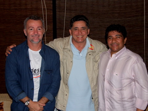 Raimundo Nonato (Bob&ocirc; de camisa azul) prefeito de Porto Seguro J&acirc;nio Natal e o presidente da Federa&ccedil;&atilde;o Bahiana de Futebol, Edinaldo Rodrigues