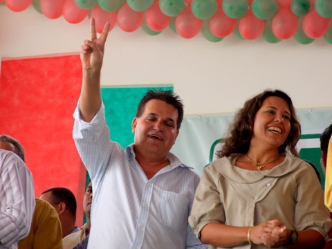 Candidato Paulo Dap&eacute;, faz o V da vit&oacute;ria