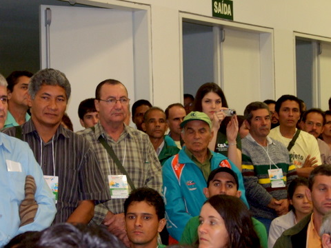 Idal&iacute;cio Viana de camisa xadrez em p&eacute; presidente da Associa&ccedil;&atilde;o de Apicultores de Itabela - Bahia