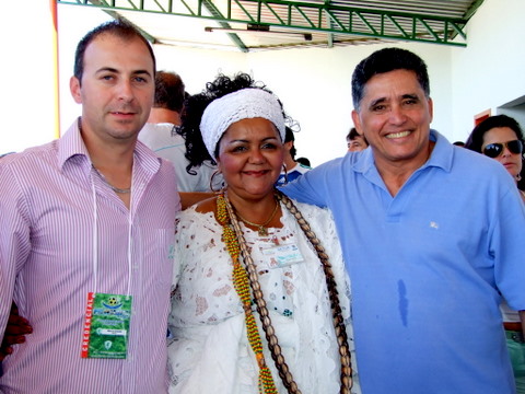 Marcio Granada uma baiana vestida a cárater e Jânio Natal, prefeito de Porto Seguro