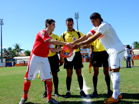Momento de troca de fl&acirc;mula antes de come&ccedil;ar a partida