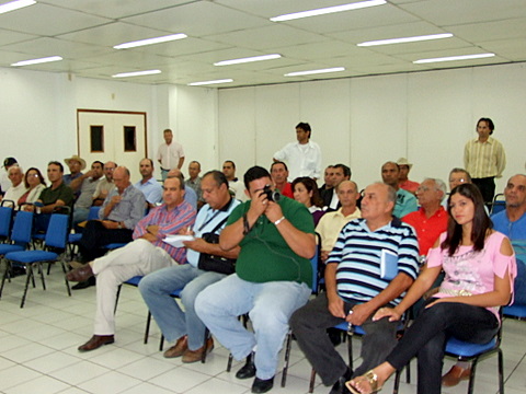 Empres&aacute;riado ruralista reunidos no audit&oacute;rio do Portal de Eun&aacute;polis para o anuncio da implanta&ccedil;&atilde;o do frigor&iacute;fico
