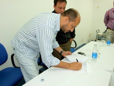 Prefeito Robério Oliveira, assina o protocolo de intenções