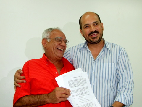 O secret&aacute;rio de Agricultura e o prefeito Rob&eacute;rio Oliveira, exibem o protocolo de inten&ccedil;&otilde;es que acabaram de assinar