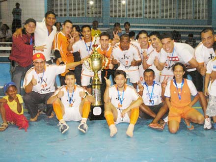 Time do JV posa com o troféu de campeão