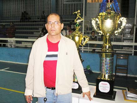 O empresário Davi Matos, da Matos Esportes posa junto com o troféu do campeão