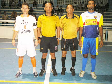 Os &aacute;rbitros da partida e os capit&atilde;es das duas equipes