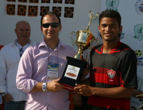 Jogador do Vit&oacute;ria recebe M&aacute;rcio Granada o tr&oacute;feu de terceiro lugar