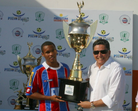 Prefeito de Porto Seguro, Janio Natal entrega ao jogador do Bahia o tref&eacute;u de segundo lugar