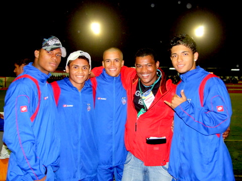 Luciano Santos do Site Eunoesporte.com (blusa vermelha) posacom jogadores do Bahia
