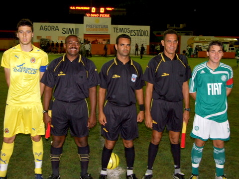 Trio de arbitragem com os jogadores dos times do Villa Real e Palmeiras