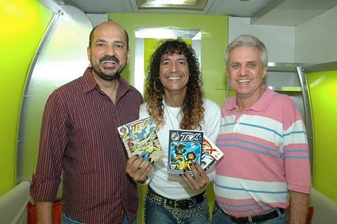 Rob&eacute;rio Oliveira, o cantor Luiz Caldas exibindo exemplares da revista em quadrinhos Tex, e o Dep. Estadual Carlos Gaban