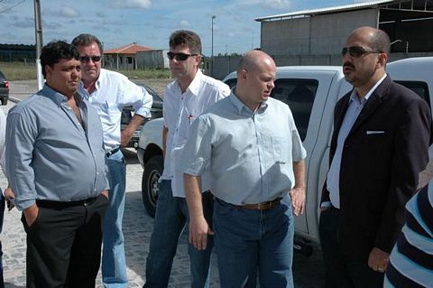 O prefeito Rob&eacute;rio Oliveira (terno preto), com os empres&aacute;rios da Dakota