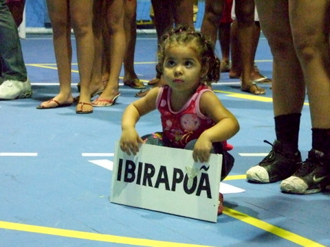 Garotinha filha de uma das atletas do handebol de Ibirapu&atilde;