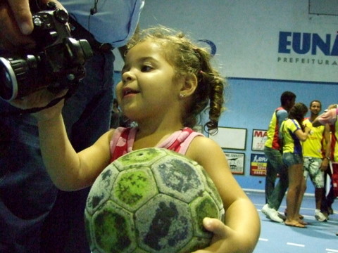 Garotinha admira su foto no visor da c&acirc;mera 